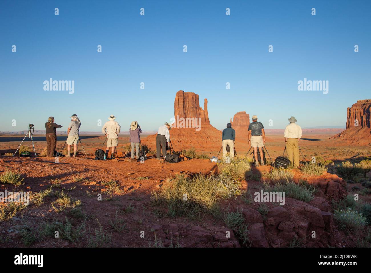 Un groupe de photographes dans un atelier de photo prenant des photos dans Monument Valley Navajo Tribal Park en Arizona. Banque D'Images