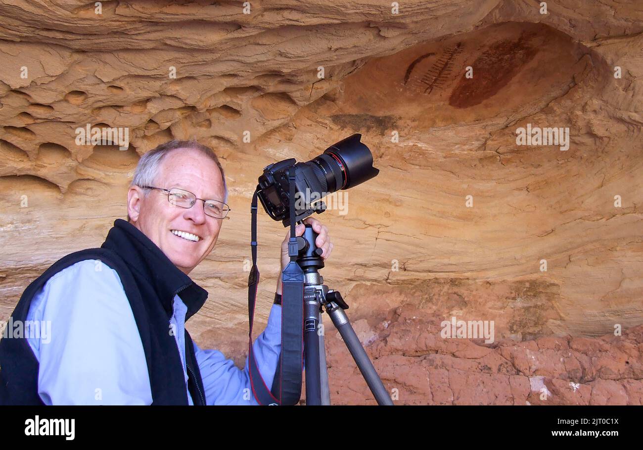 Un photographe professionnel qui photographie l'art rupestre préhispanique des Indiens d'Amérique dans l'Utah. Banque D'Images