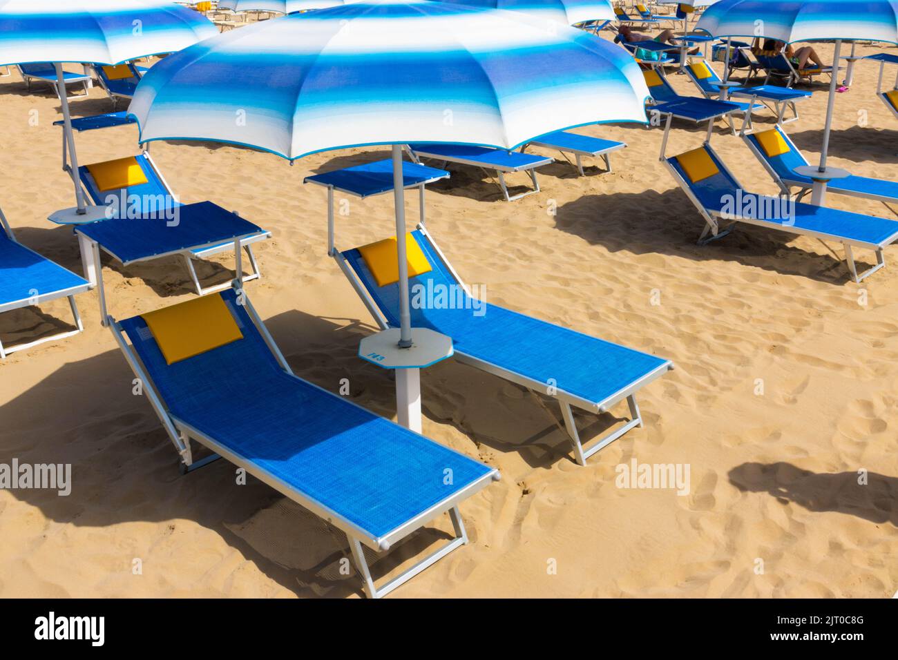 Chaise de plage traditionnelle et parasol. Rimini, Italie, . Photo de haute qualité Banque D'Images