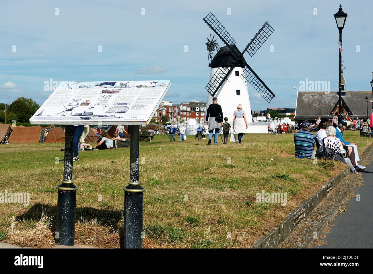 Panneau d'information et moulin à vent sur Lytham Green Banque D'Images