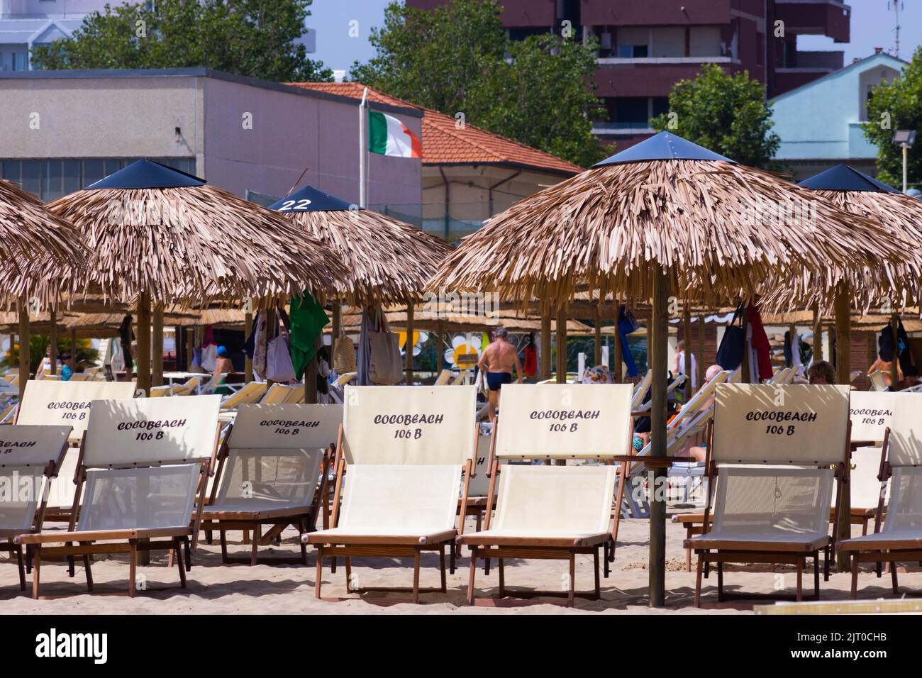 Chaise de plage et parasol. Rimini, Italie, image éditoriale. Photo de haute qualité Banque D'Images