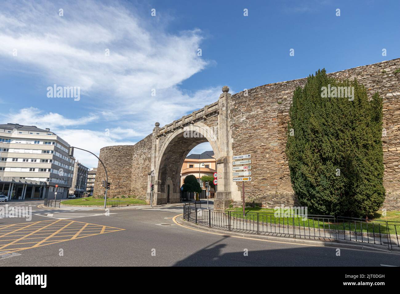 Lugo, Espagne. La Puerta del Obispo Odoario (porte de l'évêque Odoario), qui fait partie des anciens murs romains de la vieille ville Banque D'Images