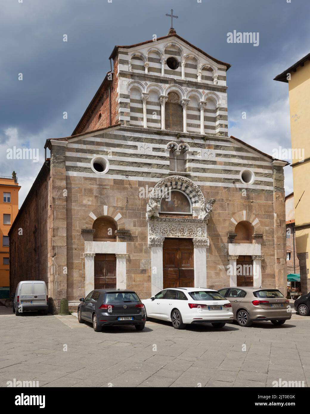 L'église du 12th siècle de San Giusto sur la place du même nom. Il intègre des éléments de l'architecture romane de Lucanca. Lucques, Lucques Banque D'Images