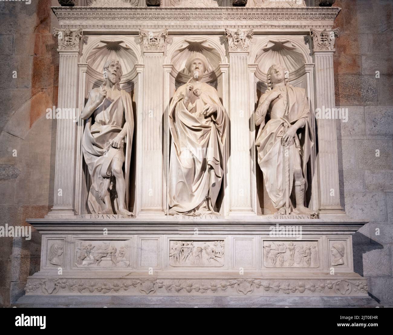 Chapelle de Saint-Regolo montrant le centre de Saint-Regolo, à gauche de Saint-Jean-Baptiste et à droite de Saint-Sébastien. C'est l'œuvre du sculpteur italien Matteo ci Banque D'Images Chapelle de Saint-Regolo montrant le centre de Saint-Regolo, à gauche de Saint-Jean-Baptiste et à droite de Saint-Sébastien. C'est l'œuvre du sculpteur italien Matteo ci Banque D'Images