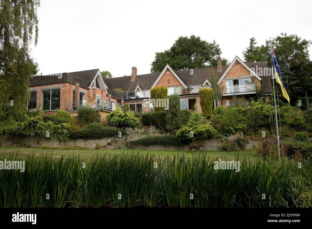 Grandes propriétés luxueuses sur les rives de la rivière Avon Warwickshire Banque D'Images