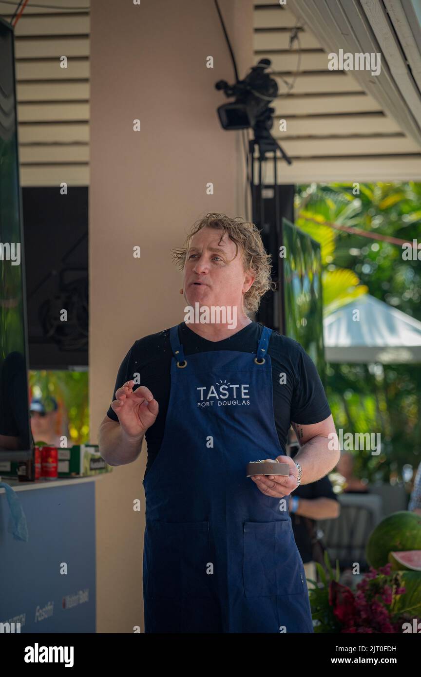 Le célèbre chef Adrian Richardson divertit la foule au festival Taste Port Douglas Food and Drink au Sheraton Mirage Resort en Australie. Banque D'Images