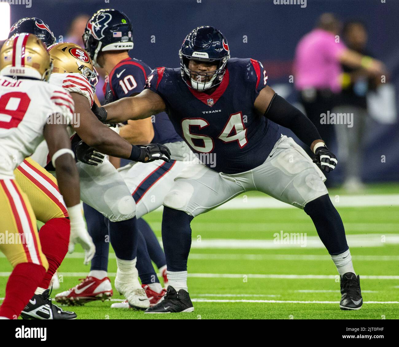 Houston Texans garde Justin McGray (64) fournit une protection pour Houston Texans quarterback Davis Mills (10) dans le premier trimestre du match de la NFL betwe Banque D'Images