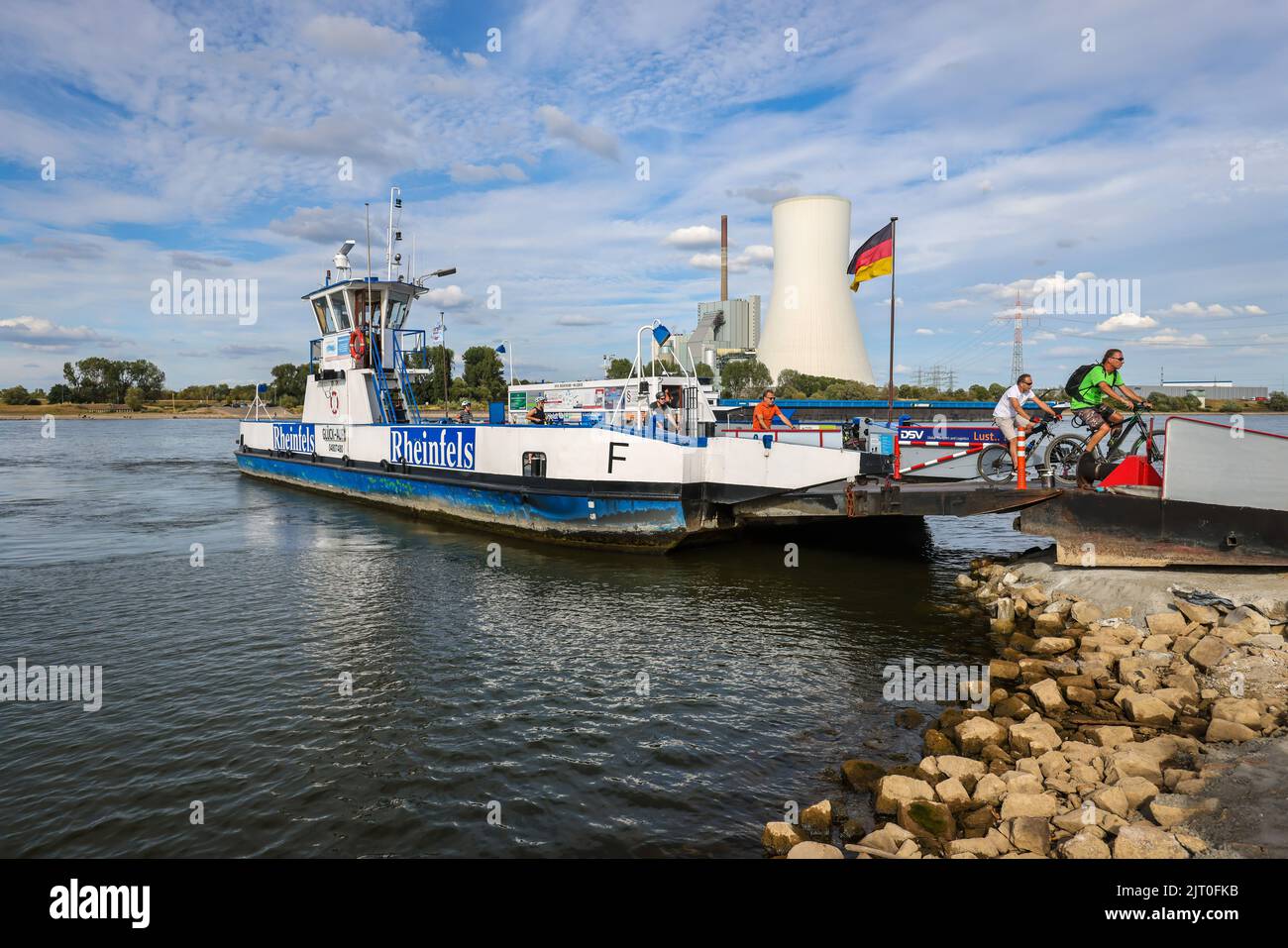 Rheinberg, Duisburg, Rhénanie-du-Nord-Westphalie, Allemagne - ferry pour le Rhin Walsum-Orsoy avec centrale au charbon STEAG Walsum à l'embarcadère du ferry Orsoy, Afte Banque D'Images