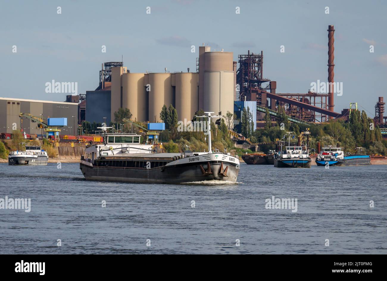 Duisburg, Rhénanie-du-Nord-Westphalie, Allemagne - cargo dans le port sud, usine de ciment Holcim à l'arrière gauche, four de haut de gamme en acier ThysseKrupp SC Banque D'Images