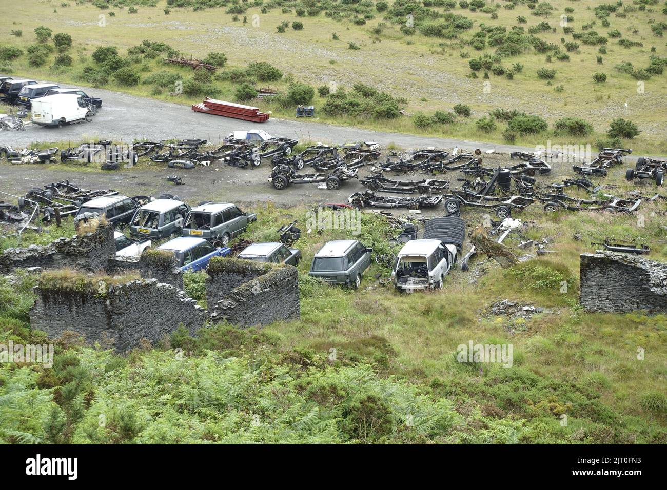 Un grand nombre de Range Rover d'occasion se trouvent sur le site de démantèlement dans une campagne éloignée près de Trisant West Wales UK Banque D'Images