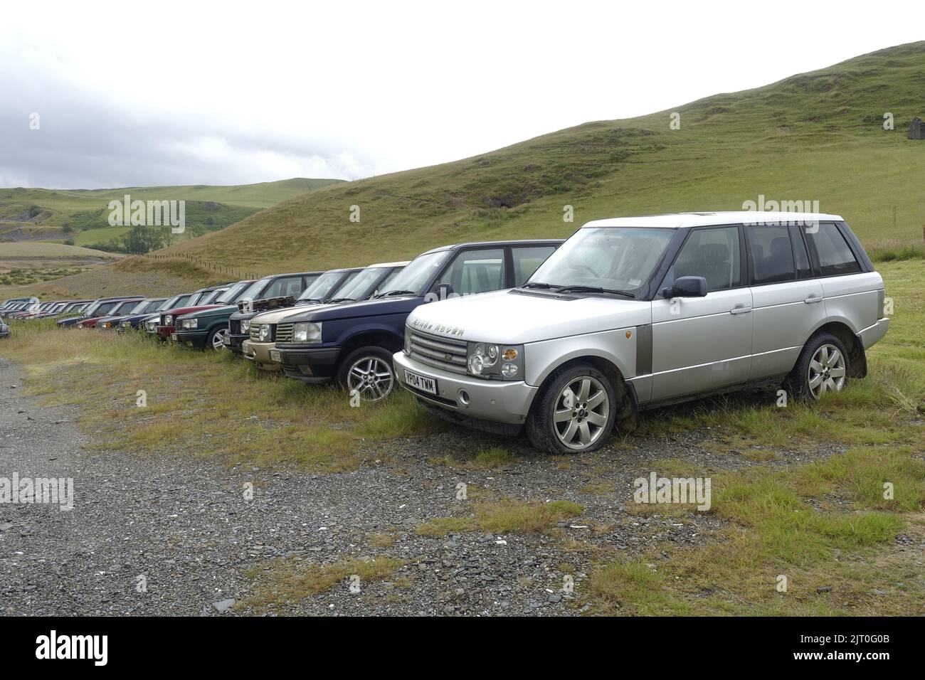 Un grand nombre de Range Rover d'occasion se trouvent sur un site de recyclage dans une campagne éloignée près de Trisant West Wales UK Banque D'Images