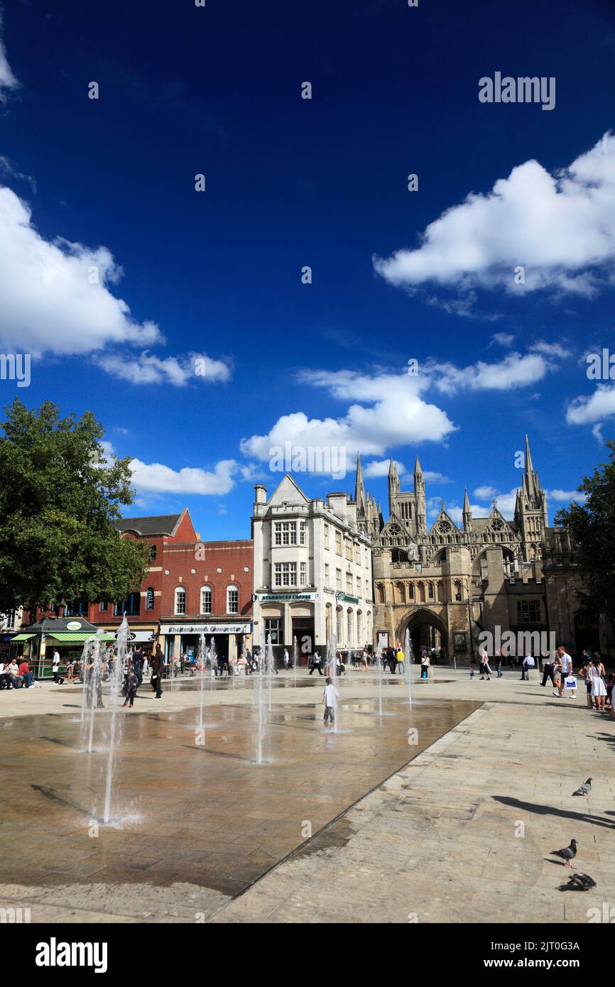 L'eau des fontaines dans la place de la cathédrale, la Ville de Peterborough, Cambridgeshire, Angleterre, RU Banque D'Images