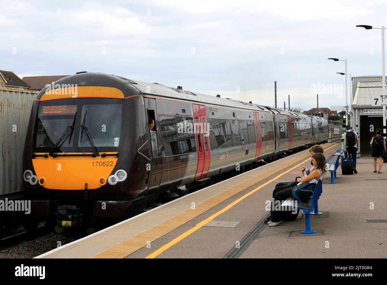 C2C 170622 à la gare de Peterborough, East Coast main Line Railway; Cambridgeshire, Angleterre, Royaume-Uni Banque D'Images