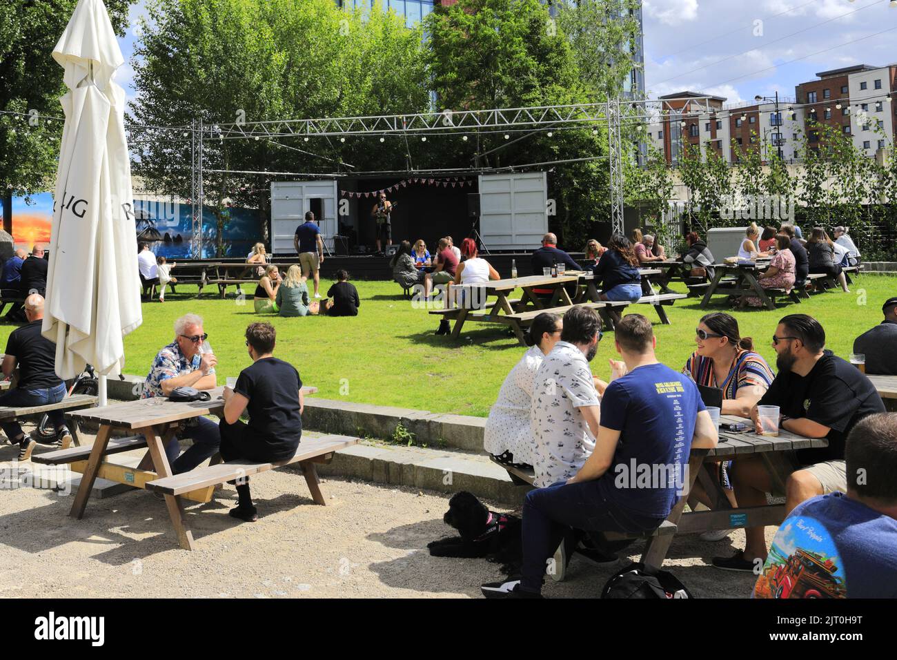 Charters bar on the River Nene, Embankment Gardens, Peterborough City, Cambridgeshire, Angleterre, ROYAUME-UNI Banque D'Images