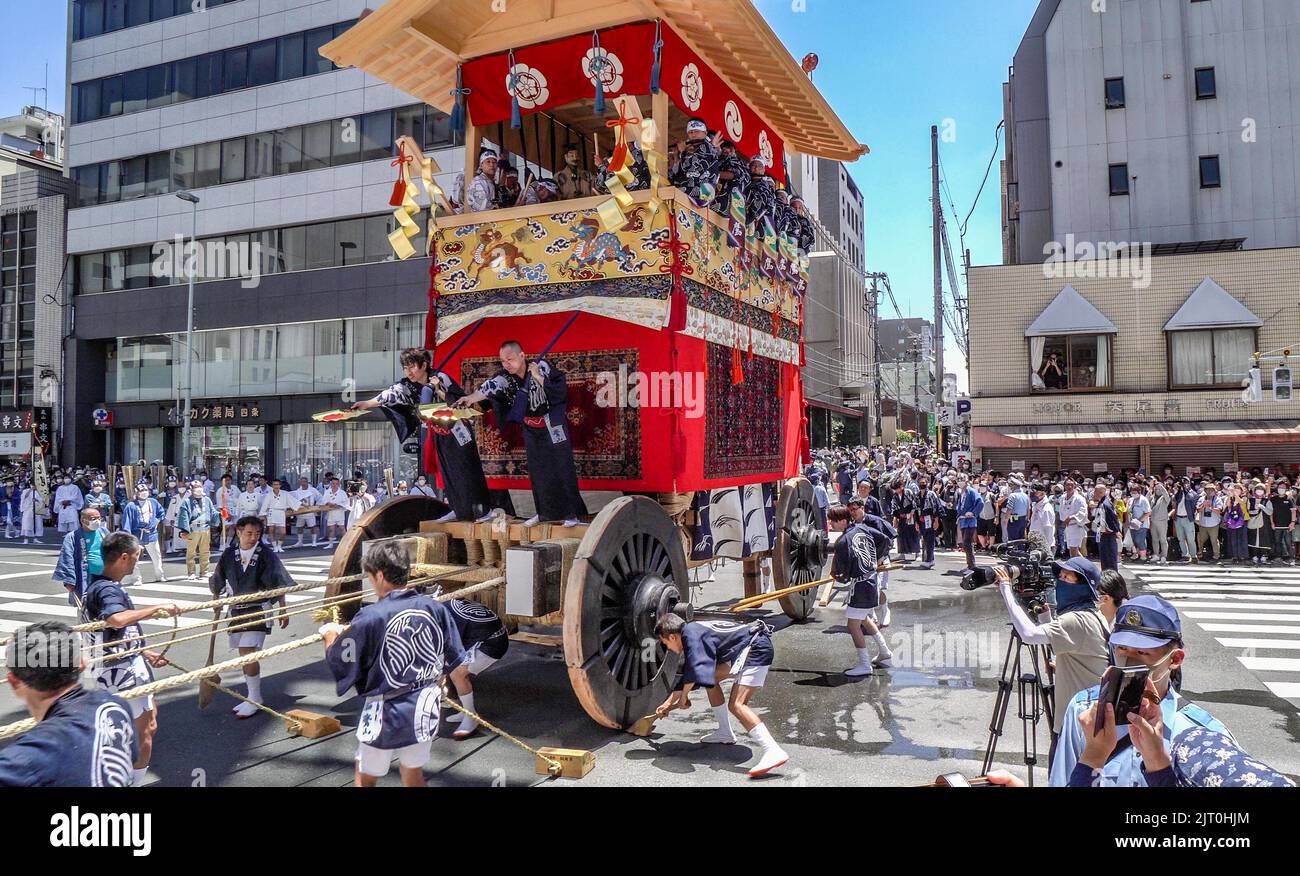 Gion Matsuri (Festival de Gion), défilé de chars, tirant le flotteur de Taka yama (faucon float) à travers les rues de Kyoto, Japon Banque D'Images