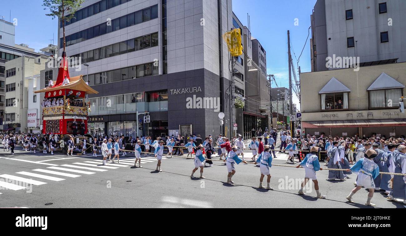 Gion Matsuri (Festival de Gion), défilé de chars, tirant le flotteur de Taka yama (faucon float) à travers les rues de Kyoto, Japon Banque D'Images