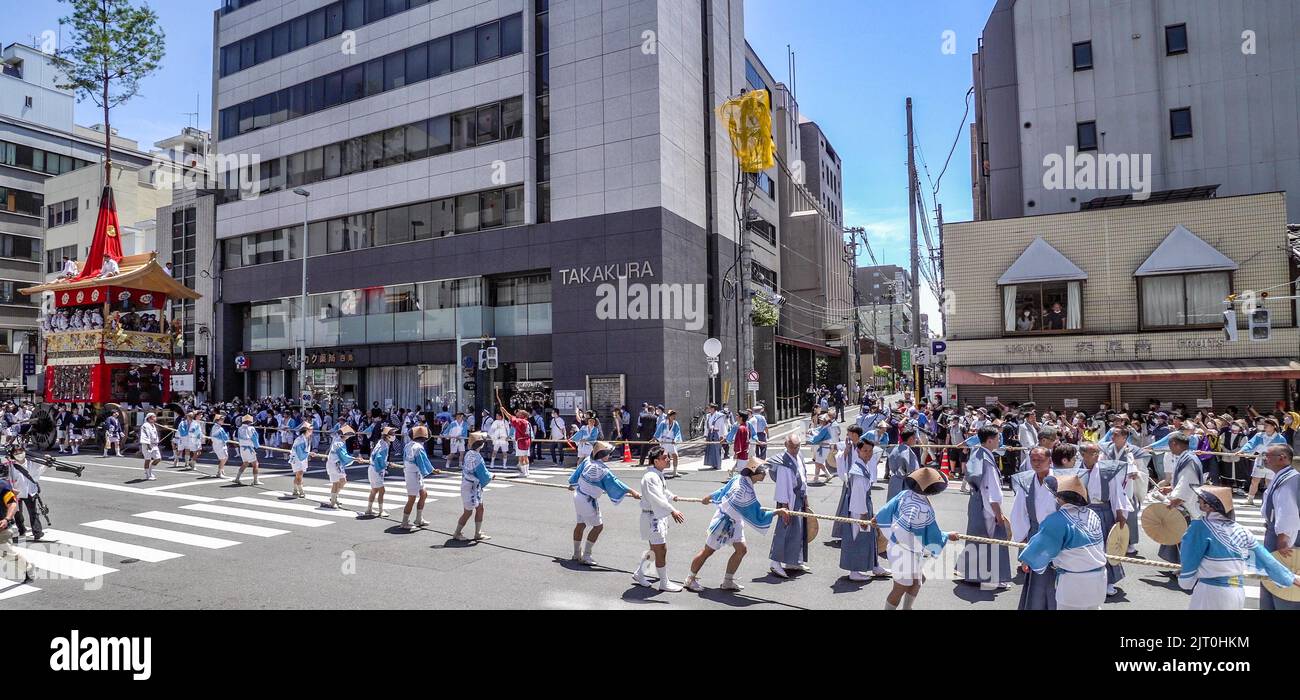 Gion Matsuri (Festival de Gion), défilé de chars, tirant le flotteur de Taka yama (faucon float) à travers les rues de Kyoto, Japon Banque D'Images