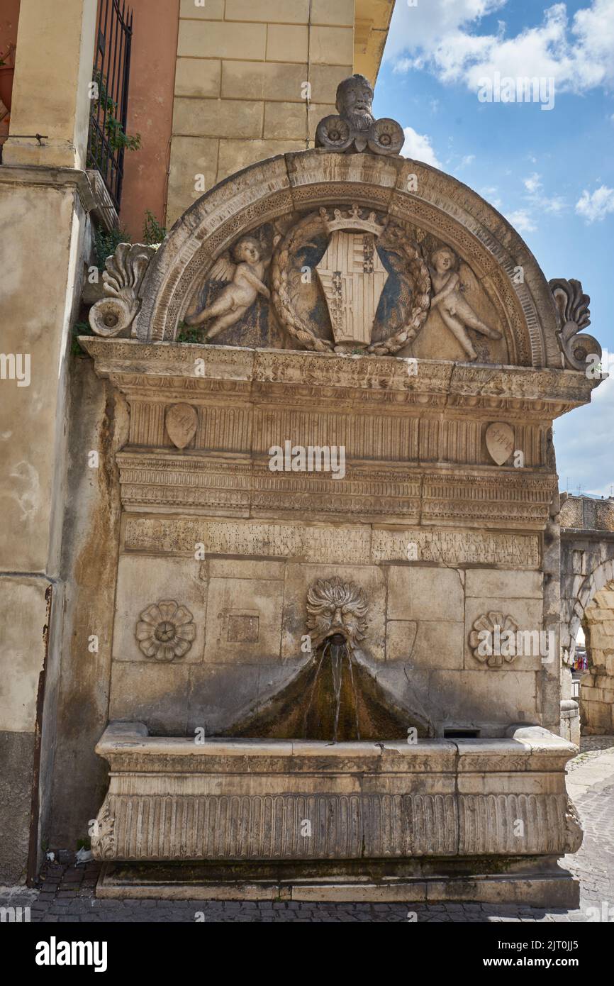 Brunnen Fontana Del Vecchio und Aquädukt, Acquedotto Medievale, Sulmona, Provinz l’Aquila, région Abruzzen, Italien, Europa Banque D'Images
