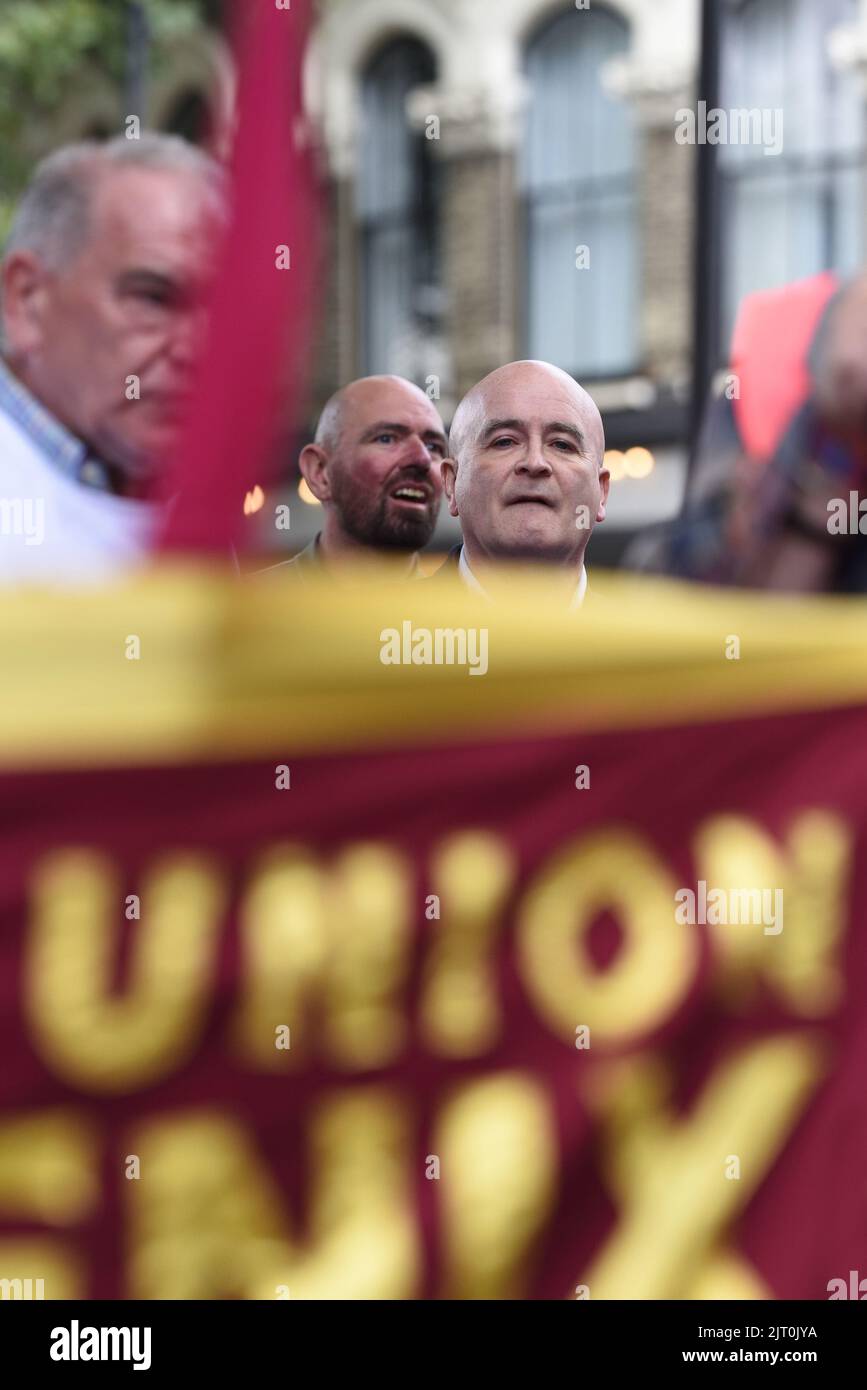 Mick Lynch, secrétaire général du Syndicat national des travailleurs des chemins de fer, des Maritimes et des Transports (RMT) avant de parler à une foule de travailleurs des postes en grève Banque D'Images