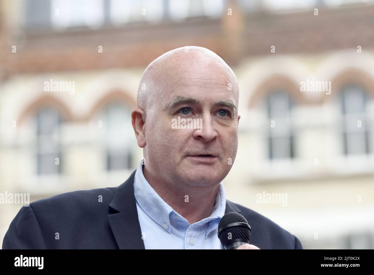 Mick Lynch, Secrétaire général du Syndicat national des travailleurs des chemins de fer, des Maritimes et des Transports (RMT), s'adressant à une foule de travailleurs postaux en grève à a Banque D'Images