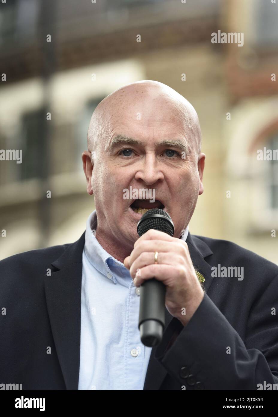 Mick Lynch, Secrétaire général du Syndicat national des travailleurs des chemins de fer, des Maritimes et des Transports (RMT), s'adressant à une foule de travailleurs postaux en grève à a Banque D'Images