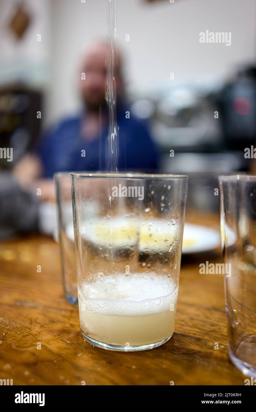 Txakoli, le vin blanc le plus typique du pays Basque, Espagne. Banque D'Images