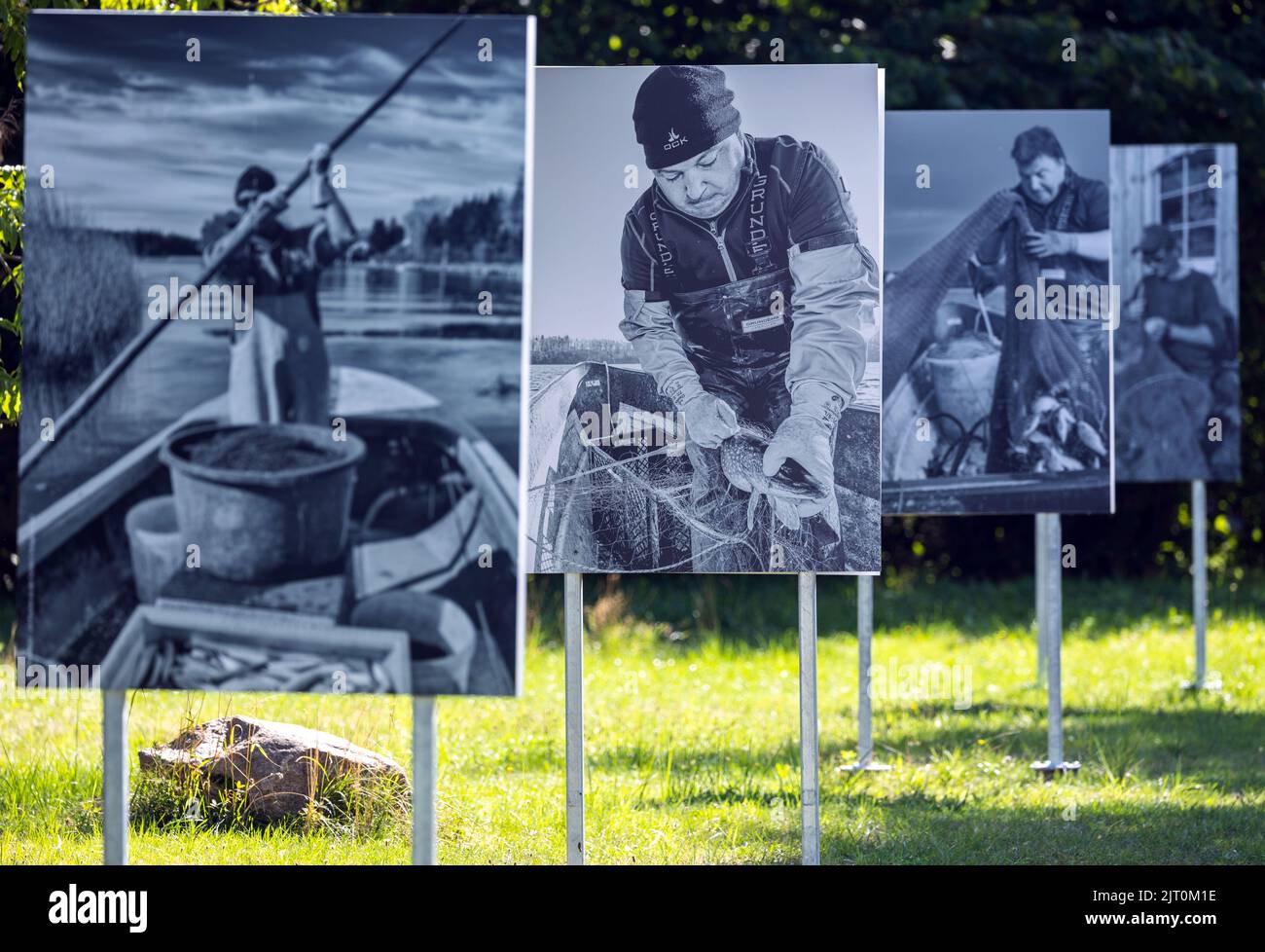 25 août 2022, Mecklembourg-Poméranie occidentale, Schwerin : une exposition de photos sur le site du Musée en plein air du folklore Mueß présente le travail quotidien des pêcheurs de l'intérieur de la région de Schlei et du lac Schwerin. Depuis des mois, les employés du musée documentent le travail des pêcheurs et veulent donc préserver pour la postérité la tradition et la particularité de ce métier, qui est de plus en plus éteint. Dans le Mecklembourg-Poméranie occidentale, selon le ministère de l'Agriculture, environ 350 personnes sont encore employées dans les entreprises de pêche intérieure et génèrent un chiffre d'affaires annuel de Banque D'Images