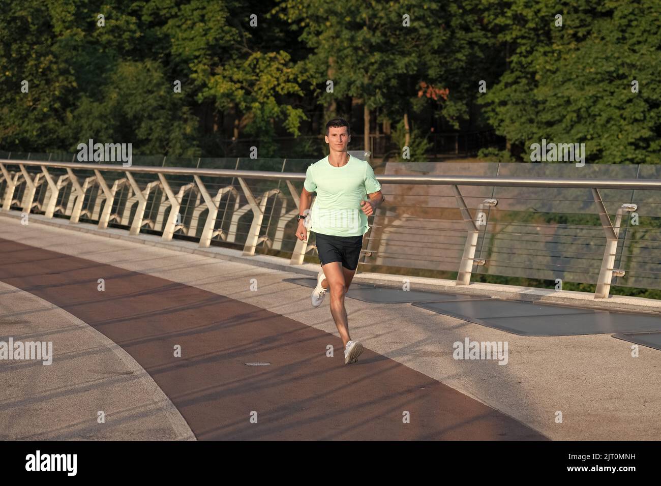 homme sportif coureur running dans les vêtements de sport en extérieur. sport routine Banque D'Images