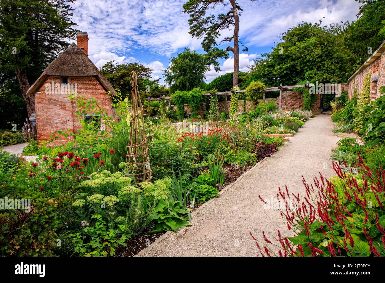 Le bien approvisionné et frontières colorées dans le Chalet jardin dans le 'nouvellement restauré le triton dans Somerset' garden et hôtel, nr Bruton, England, UK Banque D'Images