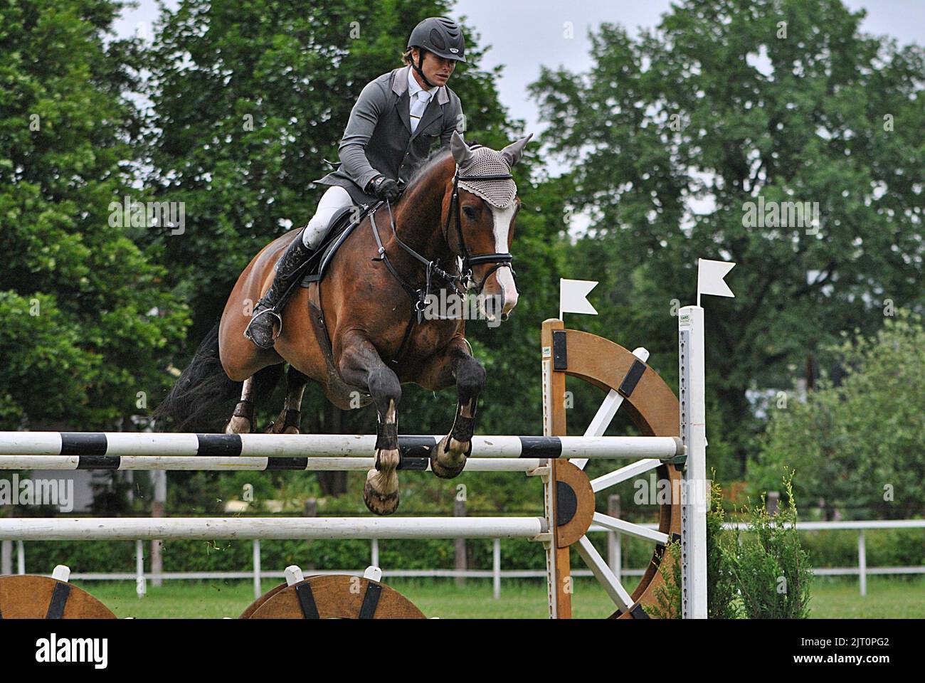 Un concours de saut de spectacle d'un cheval à Riga, en Lettonie Banque D'Images