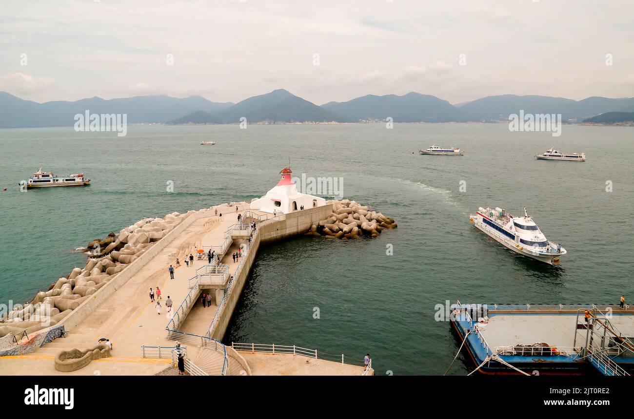 Oedo Botania, 13 août 2022 : le quai d'Oedo Botania, un parc botanique marin de Geoje, province de Gyeongsang Sud, à environ 333 km (207 miles) au sud de Séoul, Corée du Sud. Le jardin botanique marin est situé sur une île dans le parc national de Hallyeohaesang entre Tongyeong et l'île de Geoje et il est accessible en croisière depuis l'île de Geoje. Botania est un mot composé de 'botanique' et 'utopie'. Oedo Botania a commencé comme un jardin privé il y a plus de 30 ans et toute l'île est décorée avec des jardins de style européen et l'architecture. Credit: Lee Jae-won/AFLO/Alay Live News Banque D'Images