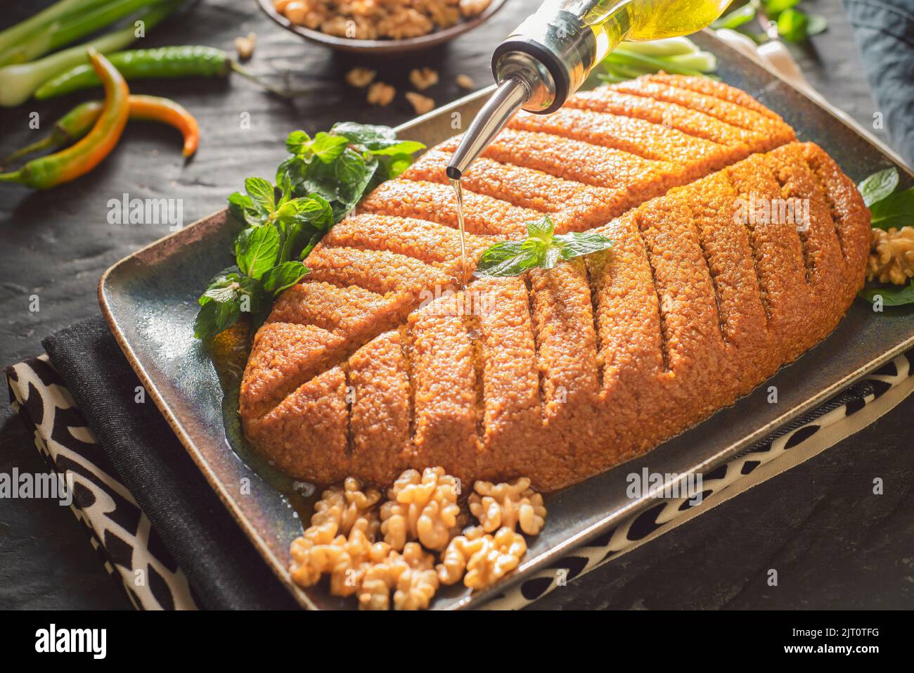 Cuisine arabe; plat traditionnel du Moyen-Orient 'Kibbeh Nayyeh' ou 'Raw Kibbeh'. Il s'agit d'une célèbre mézze de Levantine de blé bulgur et d'épices. Banque D'Images