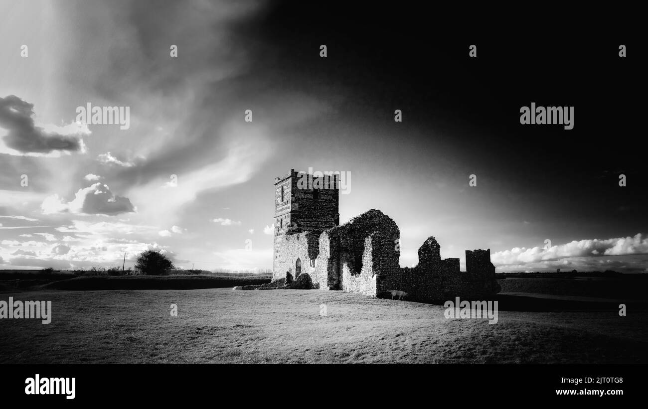 L'ancienne église de Knowlton construite dans un henge néolithique, Dorset, Royaume-Uni - John Gollop Banque D'Images