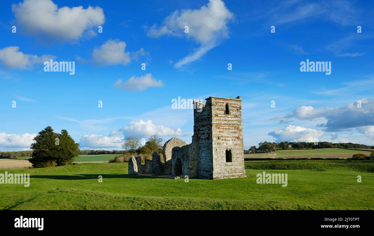 L'ancienne église de Knowlton construite dans un henge néolithique, Dorset, Royaume-Uni - John Gollop Banque D'Images