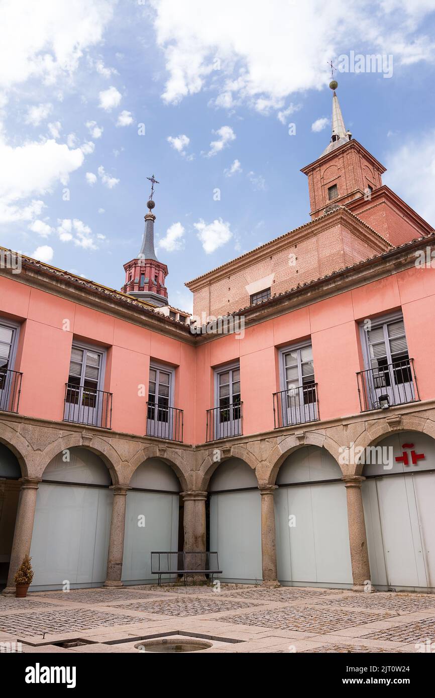 Alcalá de Henares, Espagne - 18 juin 2022: Cour intérieure de l'Institut Cervantes d'Alcalà de Henares et en arrière-plan les clochers de Banque D'Images