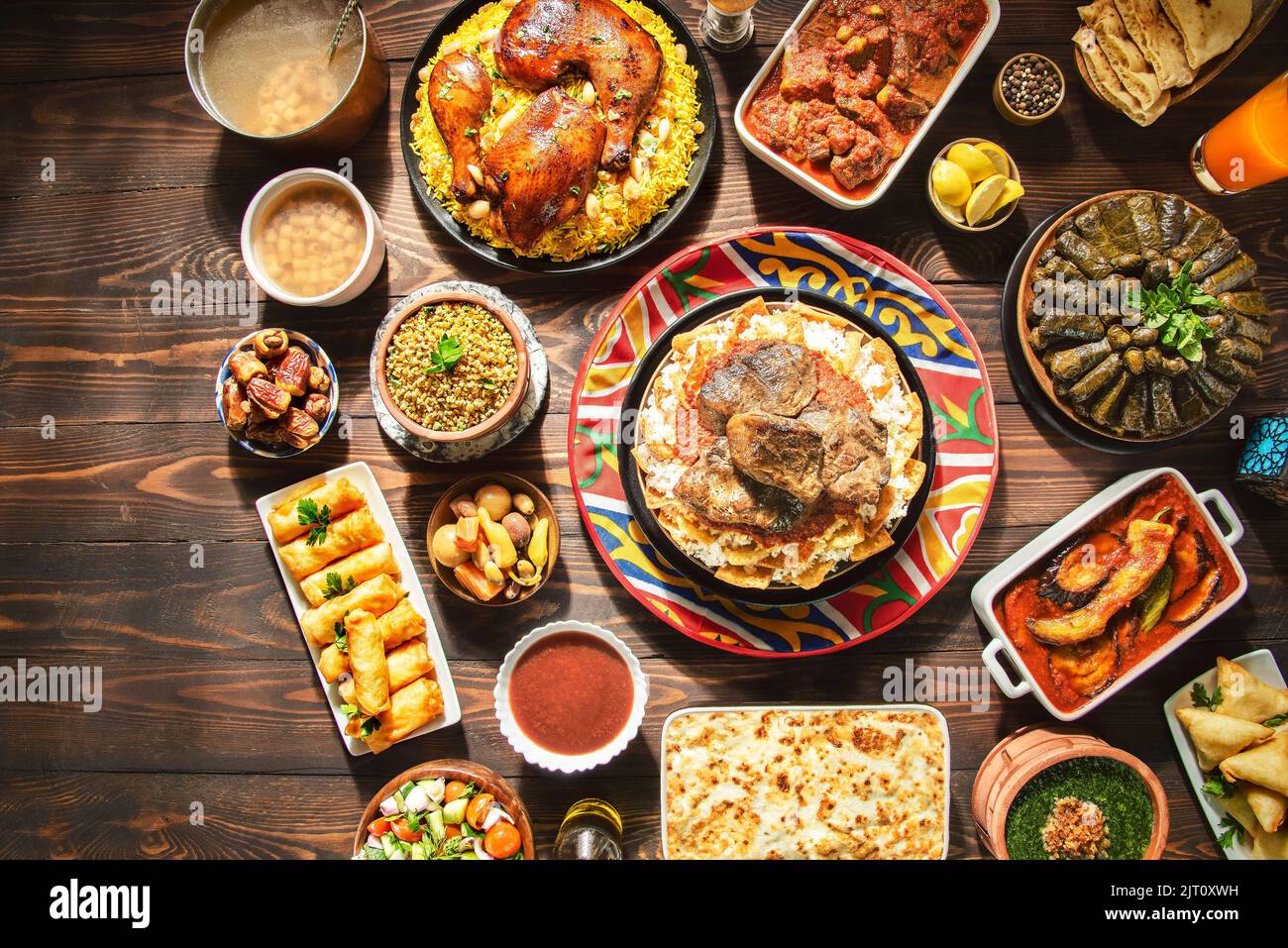 Cuisine arabe : déjeuner traditionnel du Moyen-Orient. C'est aussi le Ramadan 'Iftar'. Le repas mangé par les musulmans après le coucher du soleil pendant le ramadan. Banque D'Images