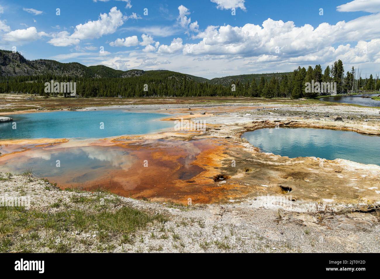 Black Opal Pool et Black Diamond Pool à Yellowstone's Biscuit Basin, parc national de Yellowstone, Wyoming, États-Unis Banque D'Images