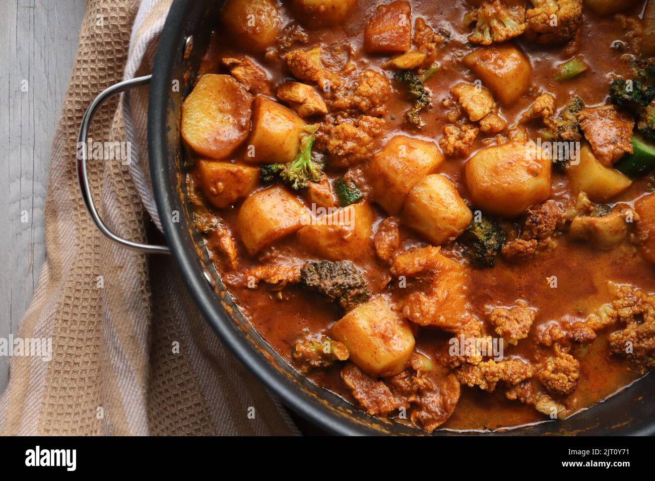 Curry de légumes doux comprenant des pommes de terre, de la citrouille, du chou-fleur et du brocoli Banque D'Images