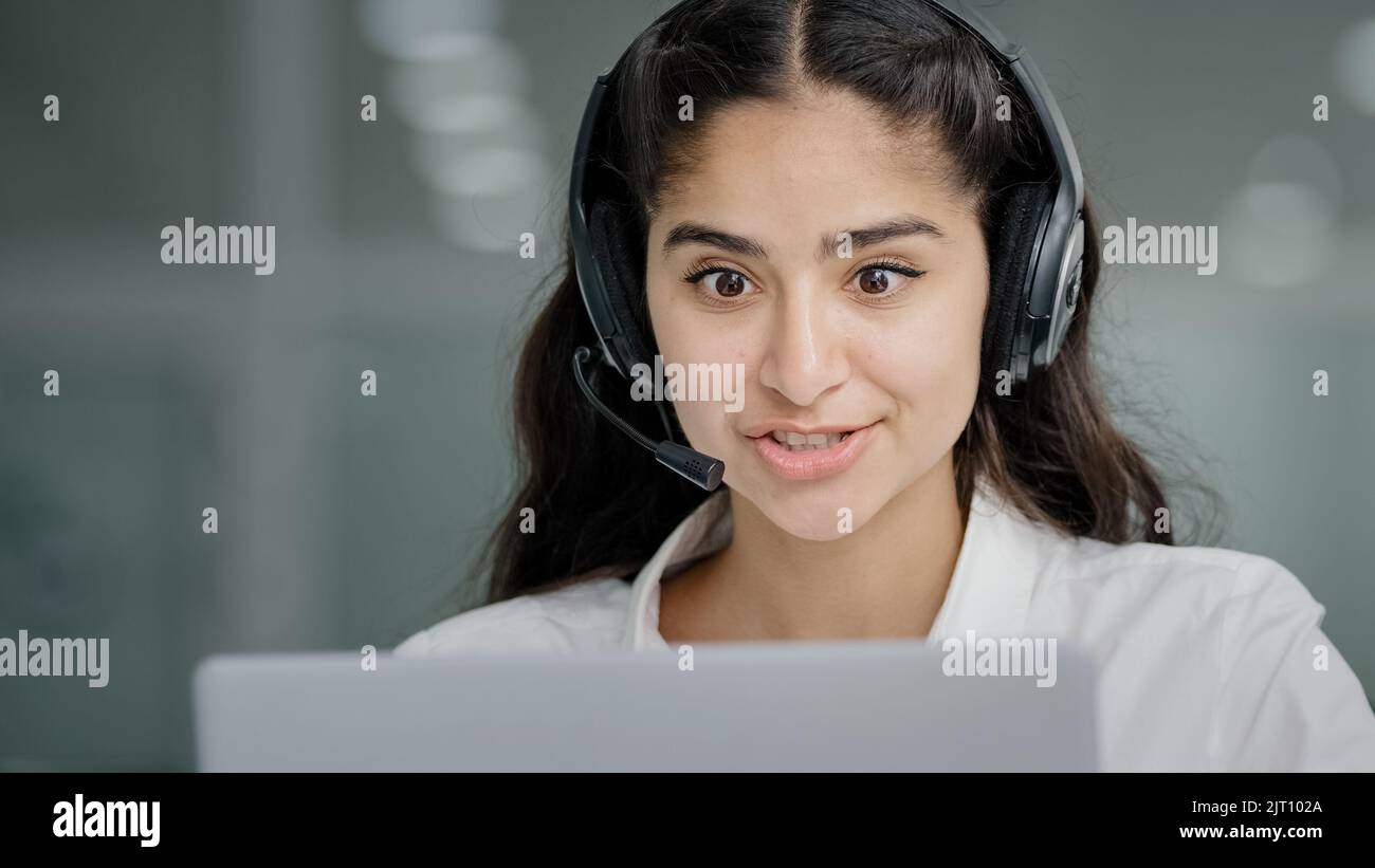 Gros plan jeune femme assistant agent de vente conseiller hotline consultant répondre à l'appel entrant en utilisant le casque regardant l'écran d'ordinateur portable parler au client Banque D'Images