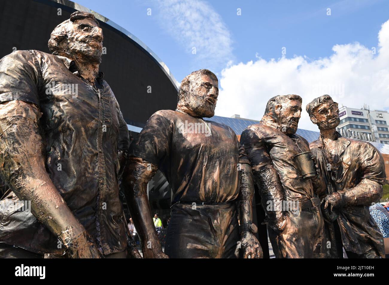 New Street Station, Birmingham 27 août 2022 - la statue de « four Lads in Jeans » a été immortalisée dans des mannequins féminins peints en bronze à la New Street Station de Birmingham. L'installation unique comporte quatre têtes « intéressantes », L-R Kevin Rooney, Alex Lacey, Jamie Philips et Connor Humpage. Les fans de bemused avaient un selfie et se posaient pour des photos pendant le festival de la semaine de Birmingham. Crédit : Scott cm/Alay Live News Banque D'Images