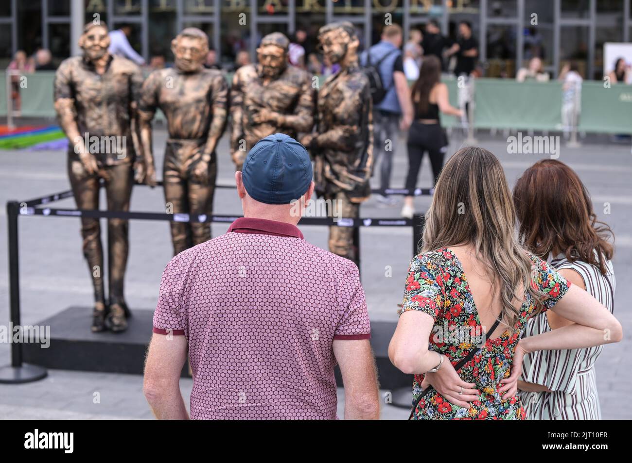 New Street Station, Birmingham 27 août 2022 - la statue de « four Lads in Jeans » a été immortalisée dans des mannequins féminins peints en bronze à la New Street Station de Birmingham. L'installation unique comporte quatre têtes « intéressantes », L-R Kevin Rooney, Alex Lacey, Jamie Philips et Connor Humpage. Les fans de bemused avaient un selfie et se posaient pour des photos pendant le festival de la semaine de Birmingham. Crédit : Scott cm/Alay Live News Banque D'Images