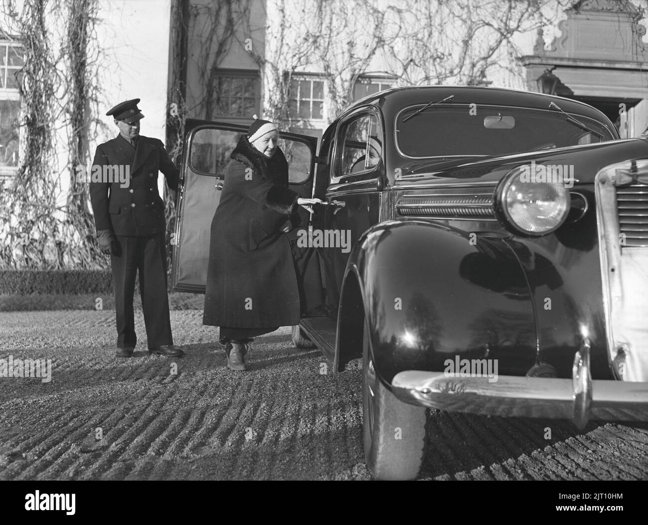Service Dans Le 1930s La Vieille Actrice Anna Lindblad Va Quelque Part Et La Voiture Est Service Dans Le 1930s La Vieille Actrice Anna Lindblad Va Quelque Part Et La Voiture Est