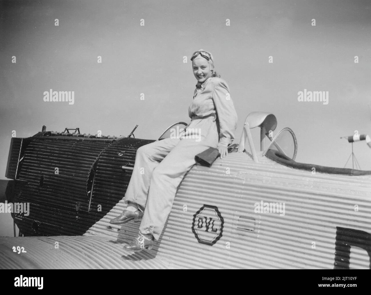 Quax, der Bruchpilot. Film allemand de 1941 filmé en Allemagne nazie 1941 pendant la Seconde Guerre mondiale Karin Himboldt a joué dans le film et était une actrice allemande. Le régime nazi l'a interdit de filmer parce qu'elle avait nié avoir fait le salut nazi lors d'une première de film et qu'elle était également mariée à ce qu'on appelle un demi-juif. Elle a pris sa retraite du cinéma en 1959. Banque D'Images