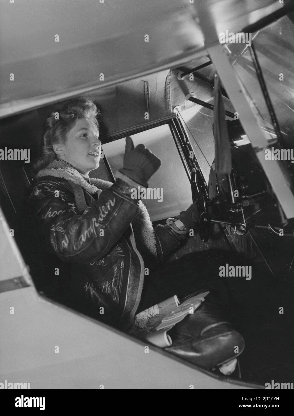 Vera Strodl. 1918-2015. Aviateur et pilote britannique-danois. Au cours de la Seconde Guerre mondiale, elle a travaillé pour le transport aérien de bombes volants auxiliaires et d'attaquer des avions de fabricants à l'aérodrome où ils ont été utilisés plus loin. Elle a volé des avions endommagés sur le chemin du retour pour être réparée. Plus tard, elle est devenue instructeur de vol, a déménagé au Canada en 1952 et a commencé sa propre école de vol. Photo faisant le classique signe Thumbs vers le haut avant de prendre. Suède janvier 1946. Banque D'Images