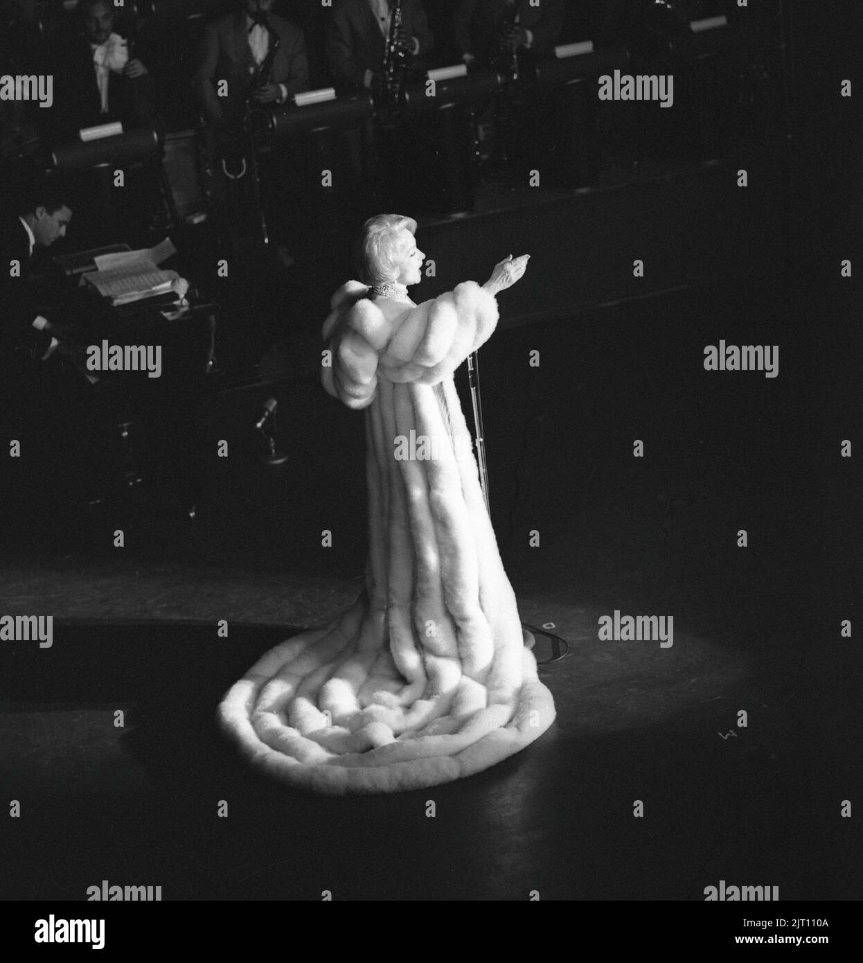 Marlene Dietrich. Né le 27 décembre 1901 - 6 mai 1992. Actrice et chanteuse américaine d'origine allemande dont la carrière s'est étendue de 1910s à 1980s. Photographié lors d'une représentation à Stockholm 1960 portant une tenue Dietrich typique, un long manteau de fourrure. Banque D'Images