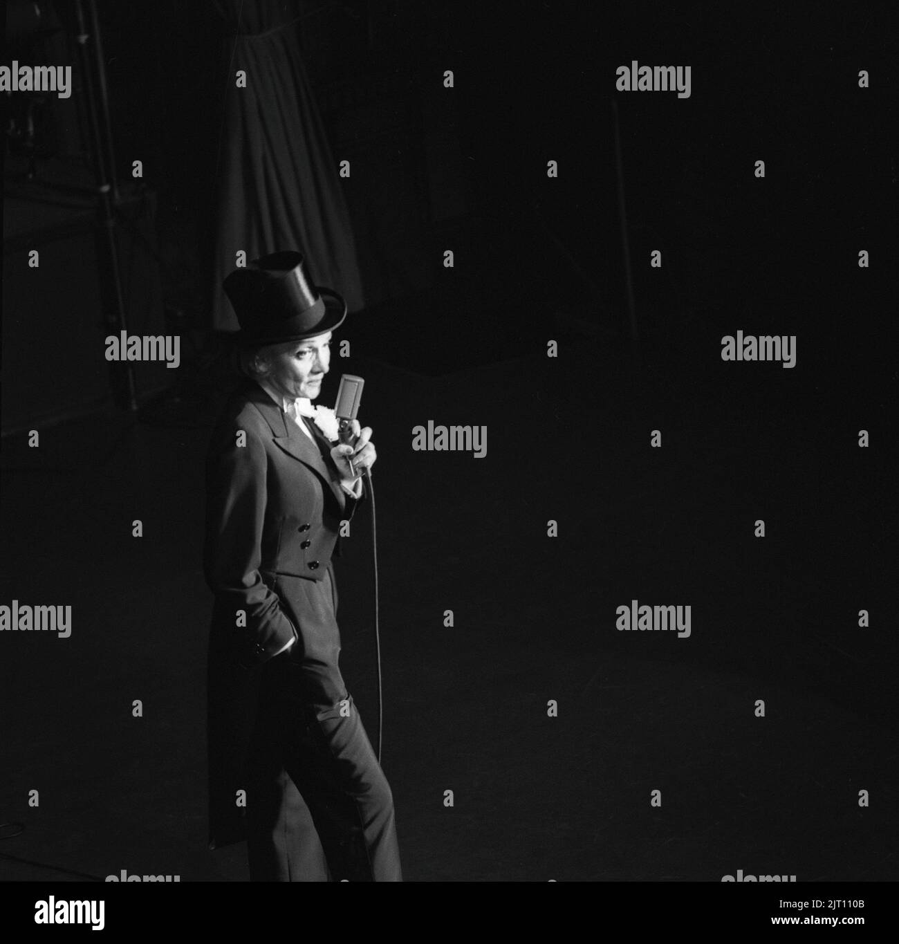 Marlene Dietrich. Né le 27 décembre 1901 - 6 mai 1992. Actrice et chanteuse américaine d'origine allemande dont la carrière s'est étendue de 1910s à 1980s. Photographié lors d'une représentation à Stockholm 1960 portant une tenue, un chapeau et des queues Dietrich typiques. Banque D'Images