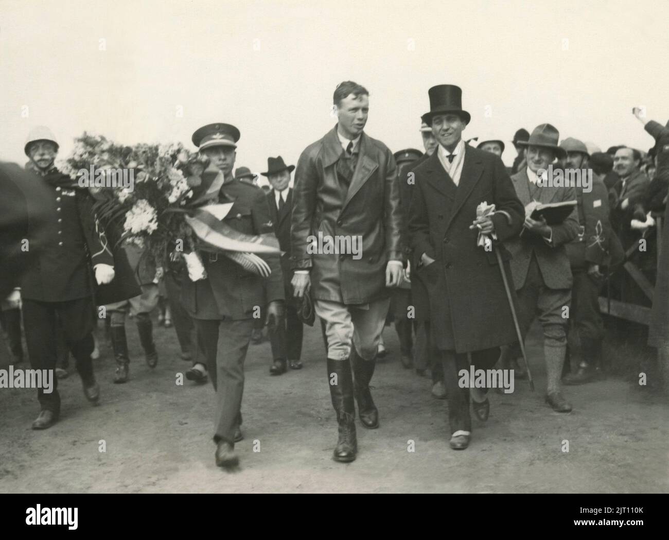 Charles Lindbergh. Né 4 février 1902 - 26 août 1974. Aviateur américain qui a atteint la renommée mondiale en effectuant le premier vol sans escale de New York à Paris sur 20 mai--21 1927. C'était le premier vol transatlantique solo. L'avion était un monoplan personnalisé surnommé l'Esprit de Saint Louis, puis le nom écrit sur l'avion. Ste START était de Roosevelt Field long Island et après avoir fait 33 heures et demie, il a atterri à l'aérodrome du Bourget le samedi 21 1927 mai. Spectacle de photos Charles Lindbergh à Bruxelles le 31 1927 mai en tournée en Europe après son soloflight. Banque D'Images