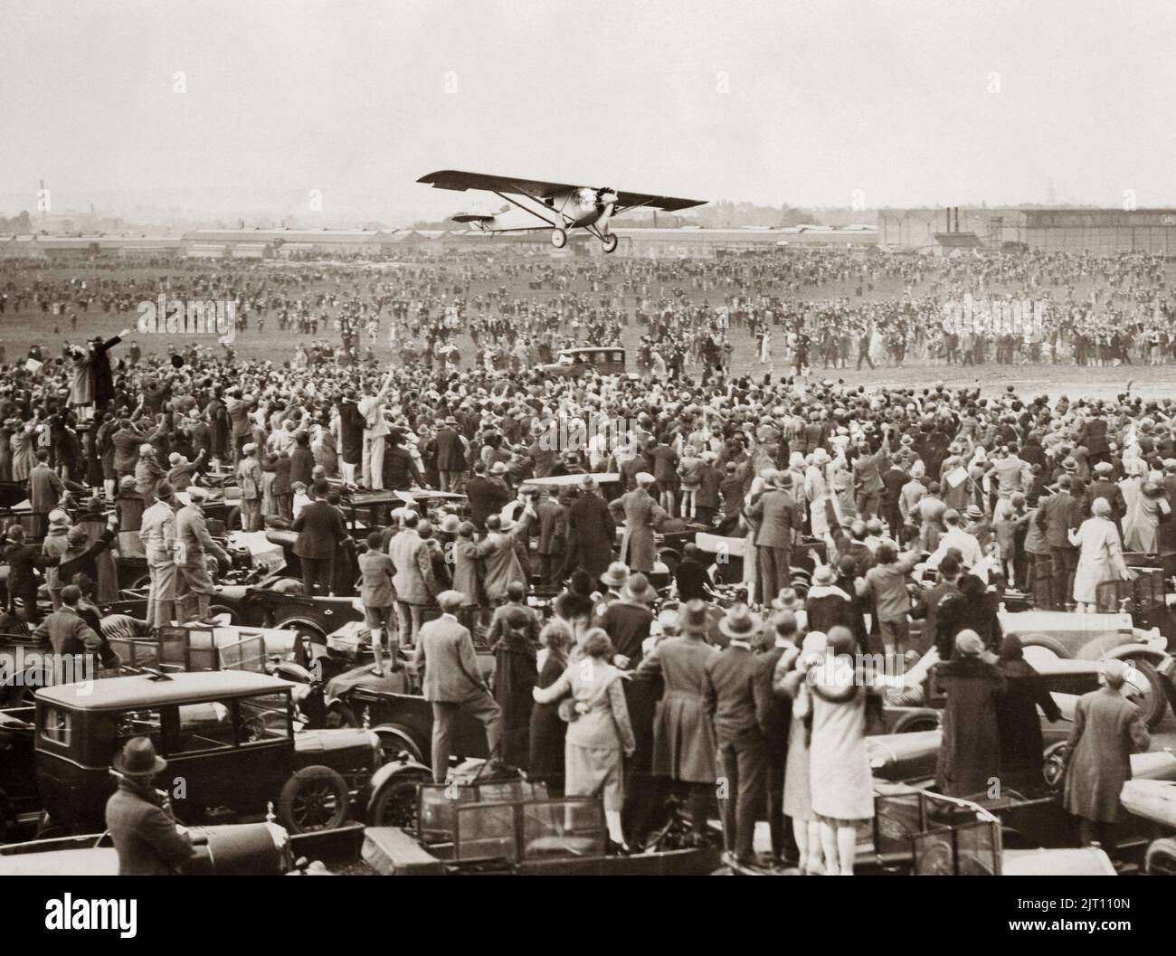 Charles Lindbergh. Né 4 février 1902 - 26 août 1974. Aviateur américain qui a atteint la renommée mondiale en effectuant le premier vol sans escale de New York à Paris sur 20 mai--21 1927. C'était le premier vol transatlantique solo. L'avion était un monoplan personnalisé surnommé l'Esprit de Saint Louis, puis le nom écrit sur l'avion. Ste START était de Roosevelt Field long Island et après avoir fait 33 heures et demie, il a atterri à l'aérodrome du Bourget le samedi 21 1927 mai. Banque D'Images