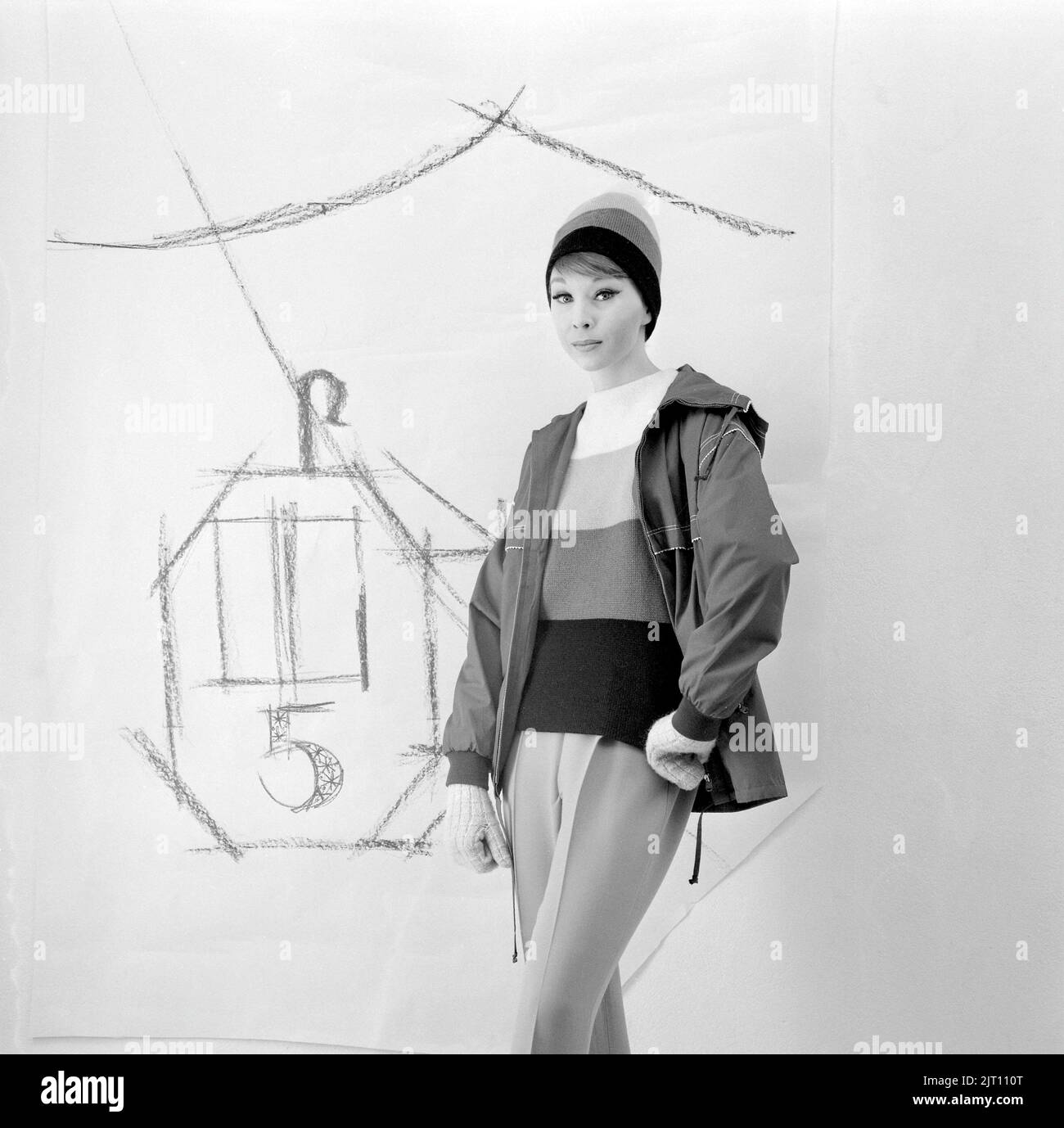 Dans le 1960s. Un modèle de mode, en 1960s vêtements d'hiver typiques dans un studio. Le pantalon est fabriqué en matière synthétique, tout comme la veste en nylon très pratique. Suède 1960s Banque D'Images
