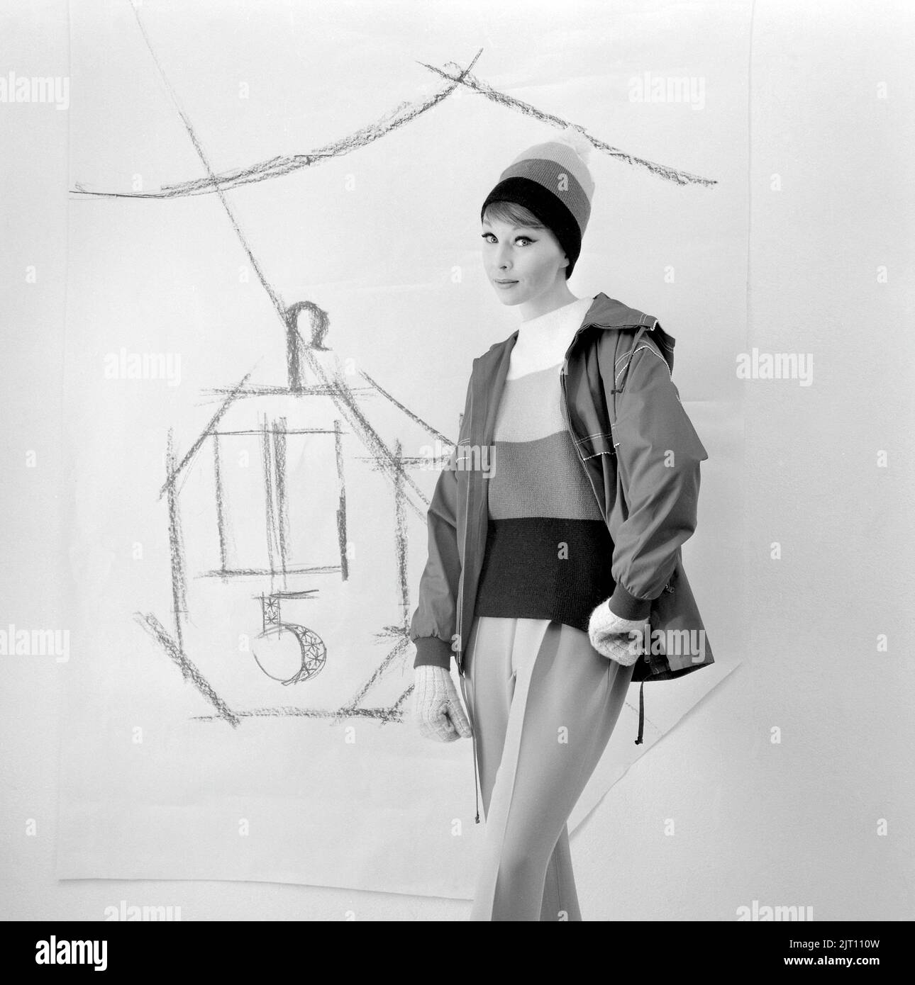 Dans le 1960s. Un modèle de mode, en 1960s vêtements d'hiver typiques dans un studio. Le pantalon est fabriqué en matière synthétique, tout comme la veste en nylon très pratique. Suède 1960s Banque D'Images